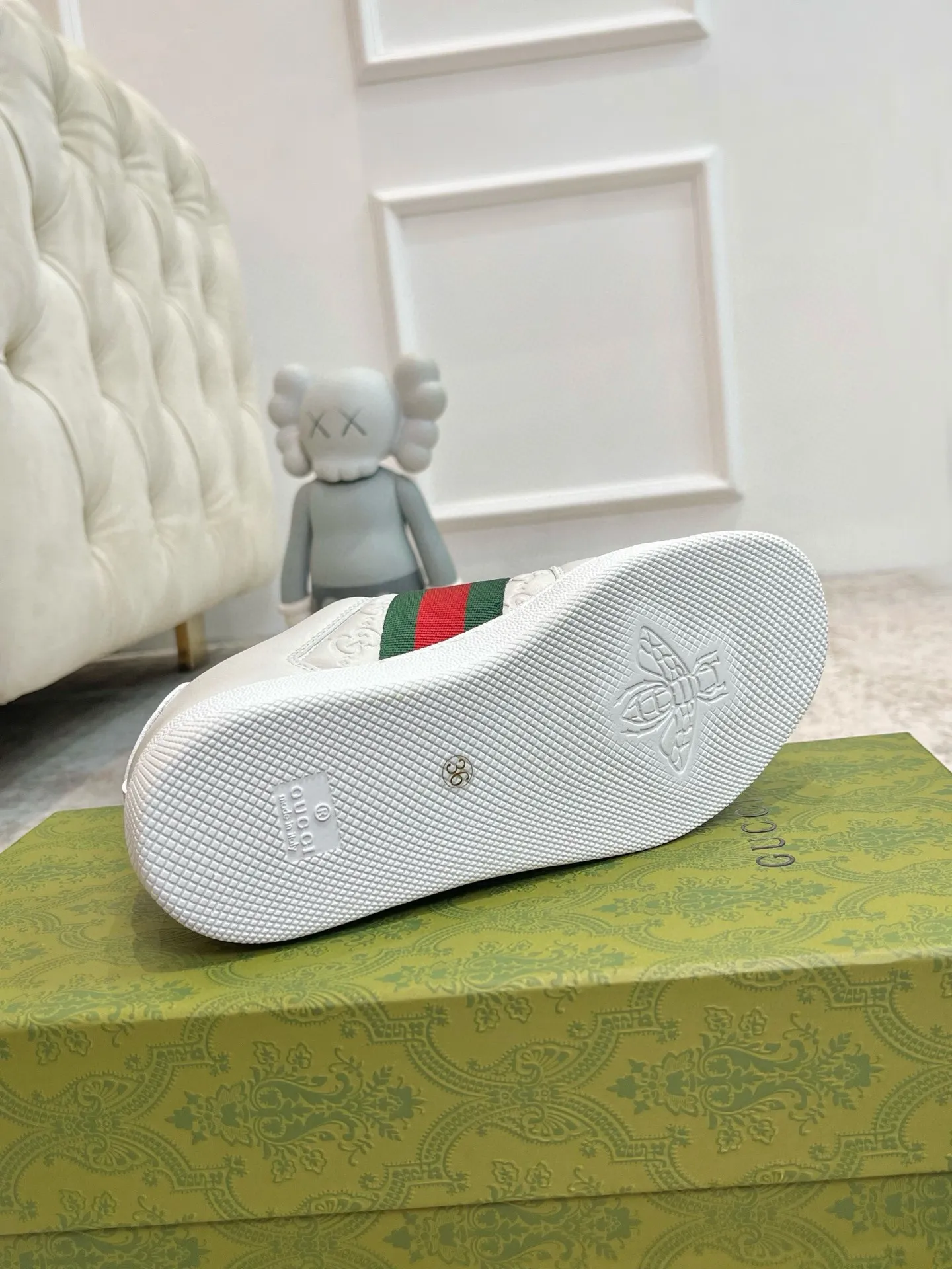 Ex-factory price: 540💰 GUCCI Gucci's newly upgraded back cover lining, top-notch old dirty shoes, classic casual sports shoes for couples, retro sneakers and old G family dirty shoes, updated at the counter simultaneously! ①The shoe upper has the same water-based edge coating process as the original version⚠️The ordinary oil edges on the market have a strong glue feel and are easy to fall off! Grade A first-layer nubuck leather (with pores)/matching computer embroidered double G cloth, high-density terry velvet lining. ② A PVC transparent small round mark sealing line is added to the details of the midsole. The mold is opened six times and the jewelry craftsmanship is used to customize the two-color double G buckle, striving to be the same as the original version. A pair of buttons is more than three times more expensive than ordinary buckles on the market. ③An old two-color washable label, the chip is placed on the outer waist of the right foot, the entire shoe is completely hollowed out with rubber technology, TUP material (rubber to distinguish the market) with the latest green packaging from the counter, 3D printed handbag, and a pair of shoelaces. There is no pressure when entering and exiting the counter. You can buy a 1:1 accurate replica of the original version and modify and upgrade it repeatedly. The details are perfectly restored, the materials are all customized, and they are truly top-notch. Please look at the details clearly to identify the quality. Upper: First-layer frosted cowhide/embroidered double G cloth. Lining: original high-density velvet lining. Foot pads: original pearlescent sheepskin. Outsole: private molded vacuum TPU material. Packaging: original top-grade full set packaging at the counter. Shoe size: women's size 35-40, men's size 39-44 (men's size 38, 45🉑️customized, non-returnable)